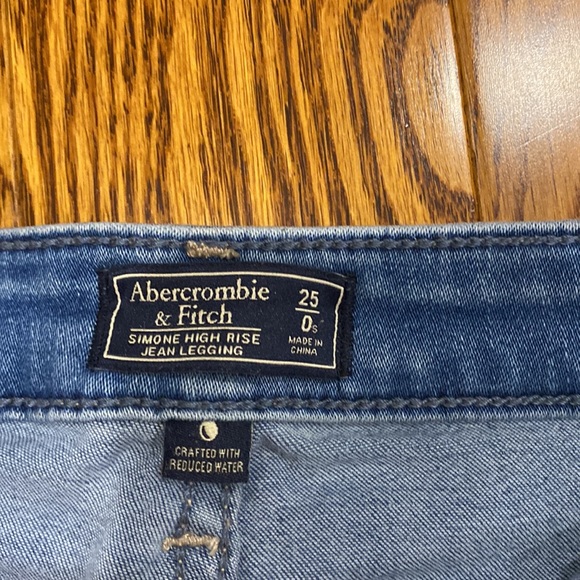 Light wash Abercrombie stretchy skinny jeans - Picture 2 of 2